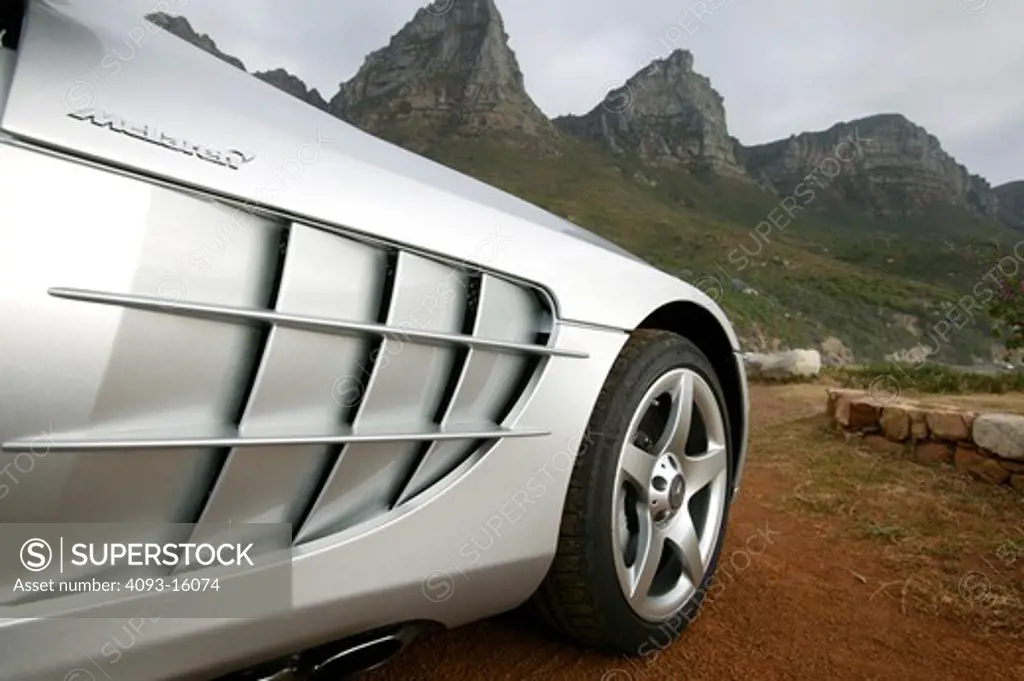 detail Mercedes Benz SLR McLaren 2005 silver vents slats wheel