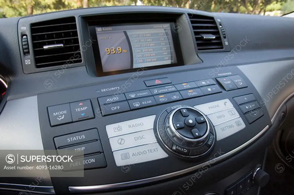 interior Infiniti M45 2006 radio buttons nav screen