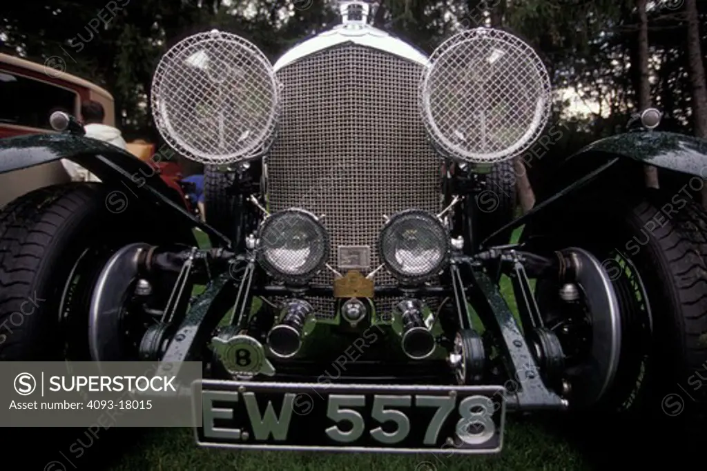detail Bentley green headlights grille mesh brakes chrome 1930s street