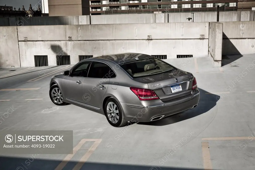 2011 Hyundai Equus, rear 7/8 view in parking lot
