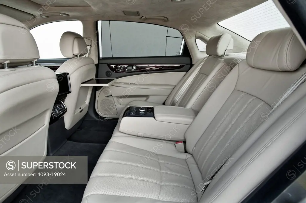 2011 Hyundai Equus interior view of passenger seats, side view