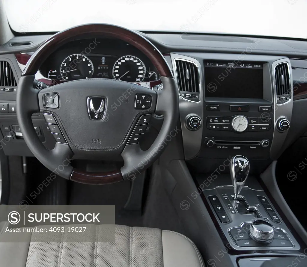 2011 Hyundai Equus, interior view of steering wheel and IP