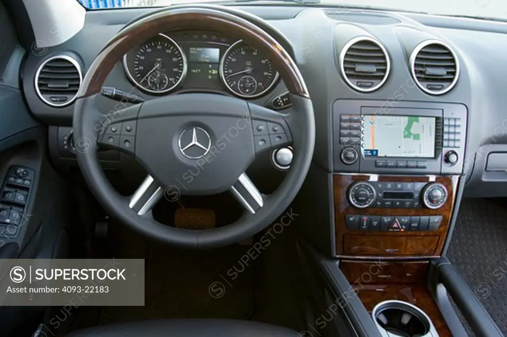 interior Mercedes Benz ML500 black leather dashboard wood trim nav screen steering wheel gauges