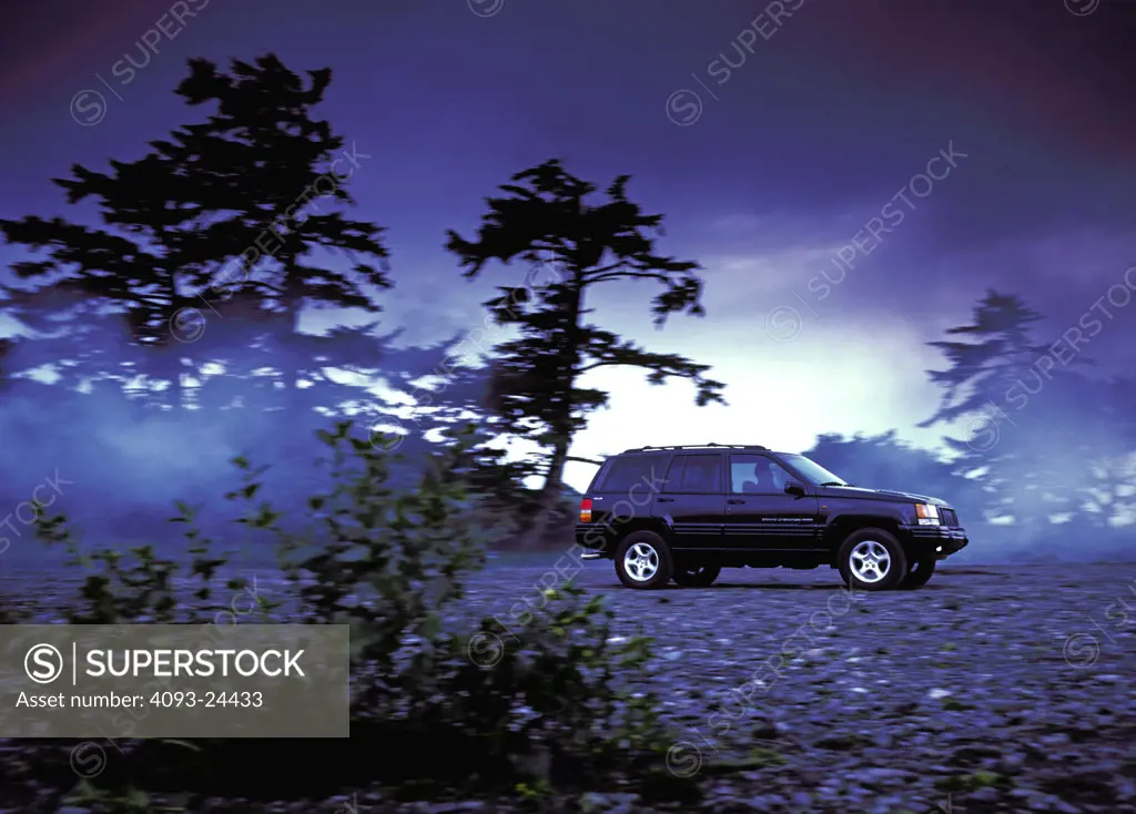 Jeep Grand Cherokee 1990s black mist rocks