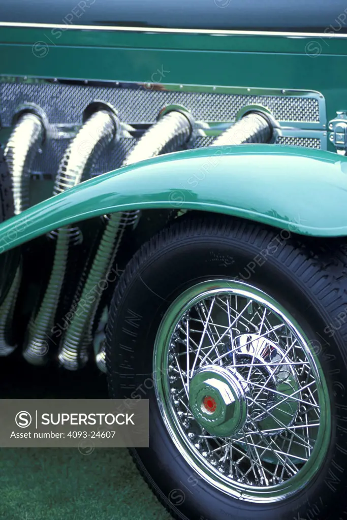 detail Duesenberg Model SJ 1933 1930s green wire wheel exhaust stacks fender flank side grass