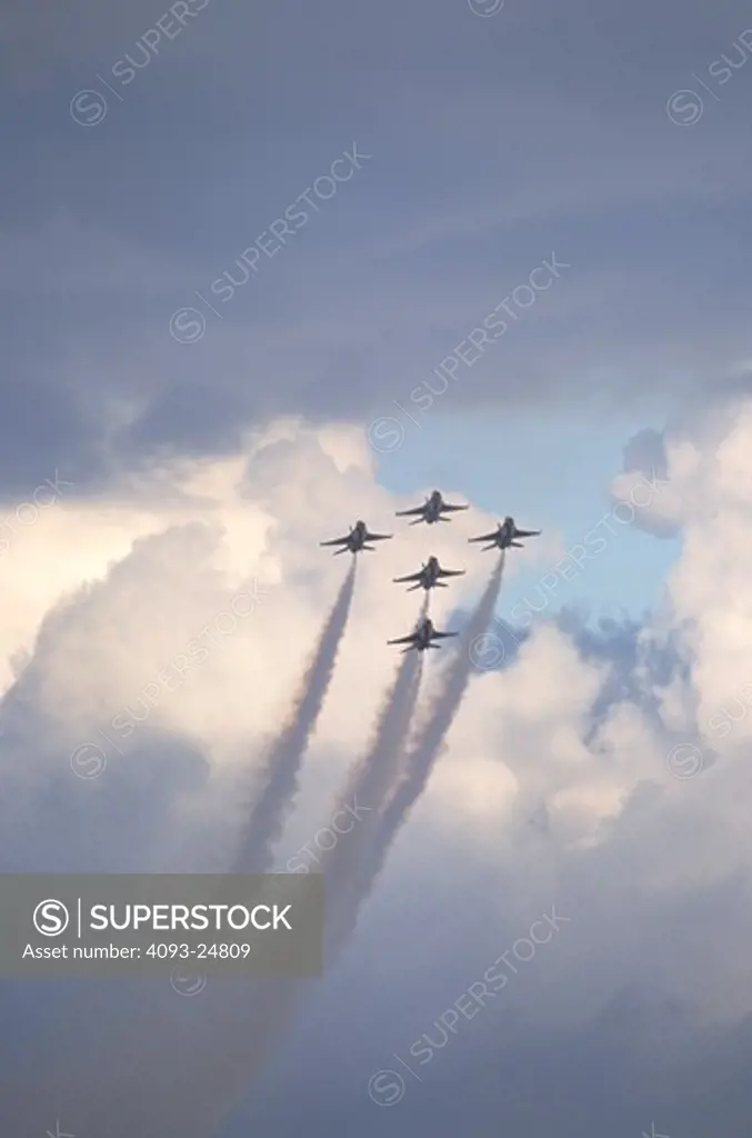USAF Thunderbirds 5-ship arrow-head climbing into the beginning of a loop.