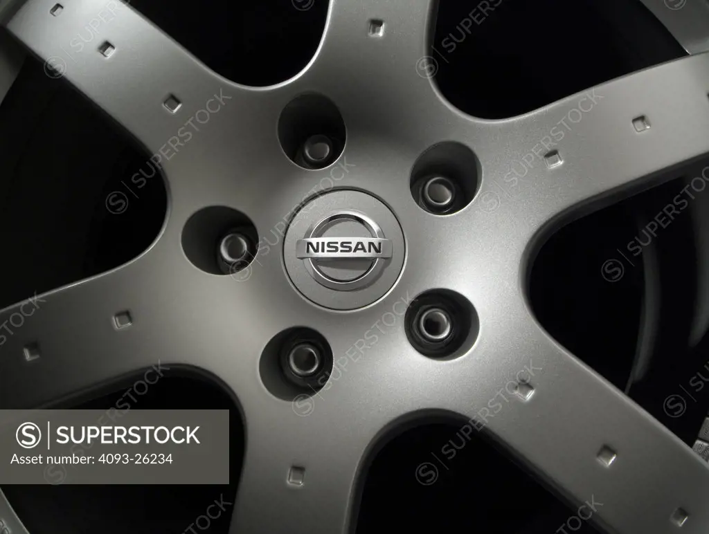 detail Nissan 350Z 2004 wheel lug nuts grey