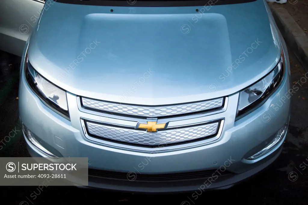 2010 Chevrolet Volt, close-up on grille and emblem