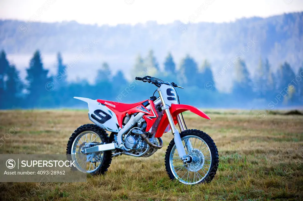 2010 Honda CRF450R on grass, front 7/8