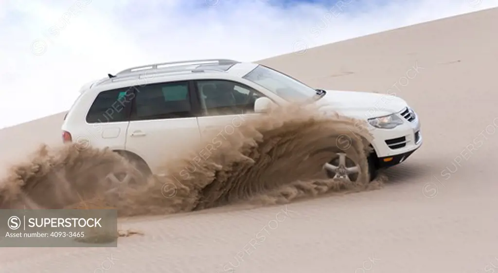 2008 Volkswagen Touareg Off roading sand and dirt flying off the car sand spraying