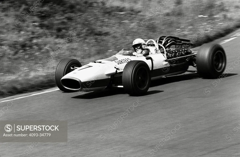 John Surtees, the 1964 World Champion for Ferrari, joined Honda'a F1 team in 1967.