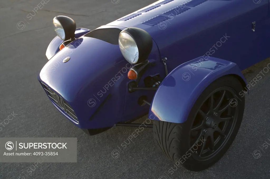 2006 Caterham CSR showing the hood, headlights, fenders and wheels