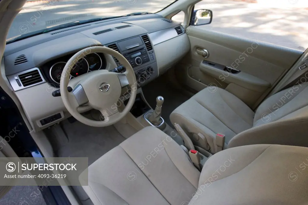 2007 Nissan Versa 1.8 showing the seats, instrument panel, dashboard, center console and gear shift lever