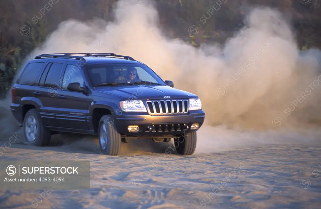 Jeep Grand Cherokee 2001 4WD grey dust sand turning