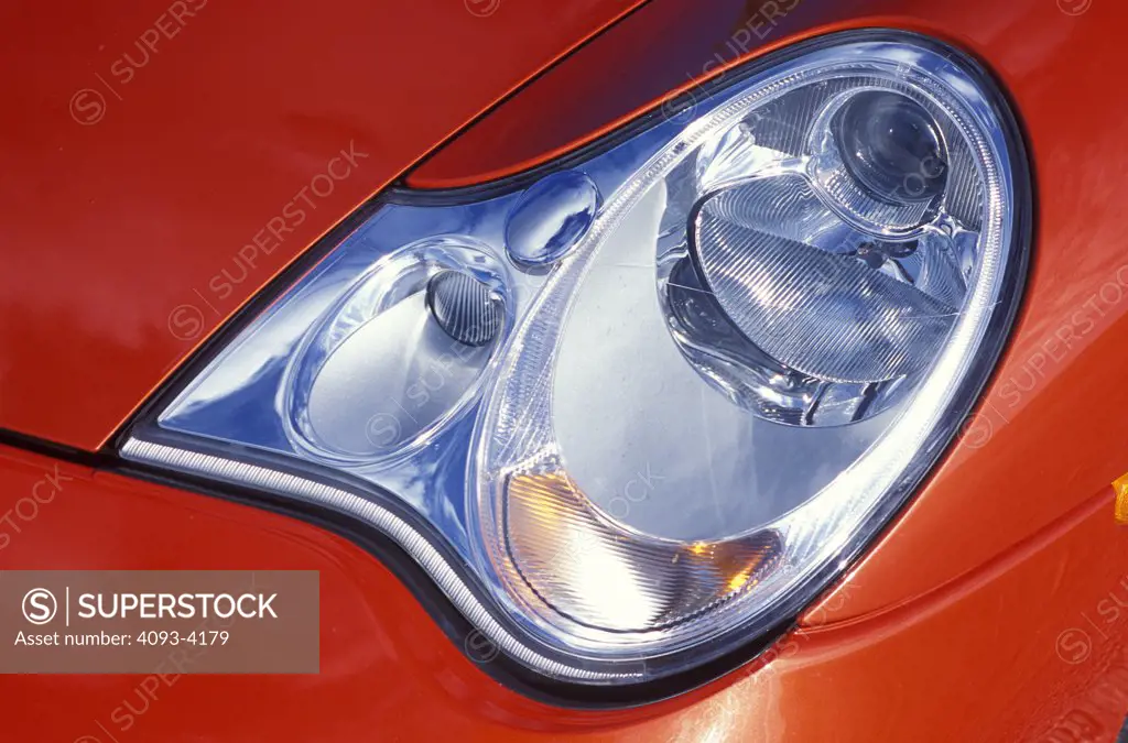 detail Porsche 911 Turbo 2001 red headlight