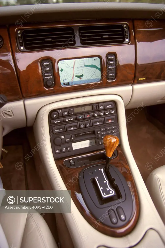 interior detail Jaguar XJR 2001 gear shift IP instrument panel wood GPS air vents
