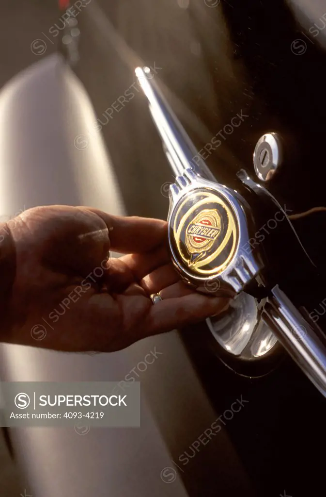 detail PT Cruiser 2001 black hatch hand opening badge logo latch door