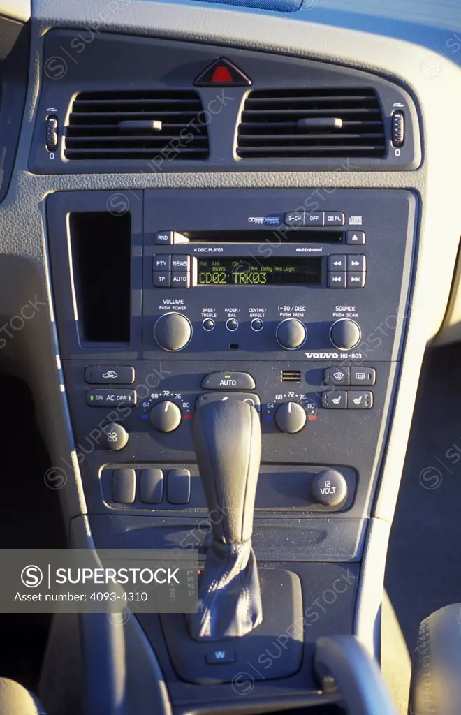 interior Volvo XC70 2004 radio controls knobs grey gear shift vents