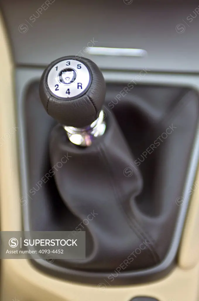 interior detail Jaguar X-Type 2005 gear lever black leather knob