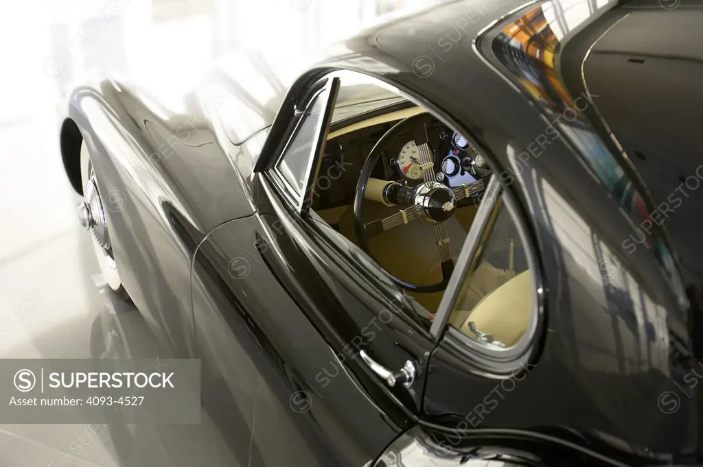 detail Jaguar XK120 black fender window steering wheel