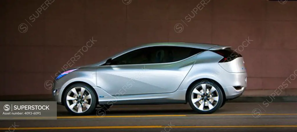 2009 Hyundai HCD-11 Nuvis Concept car parked in tunnel, side view
