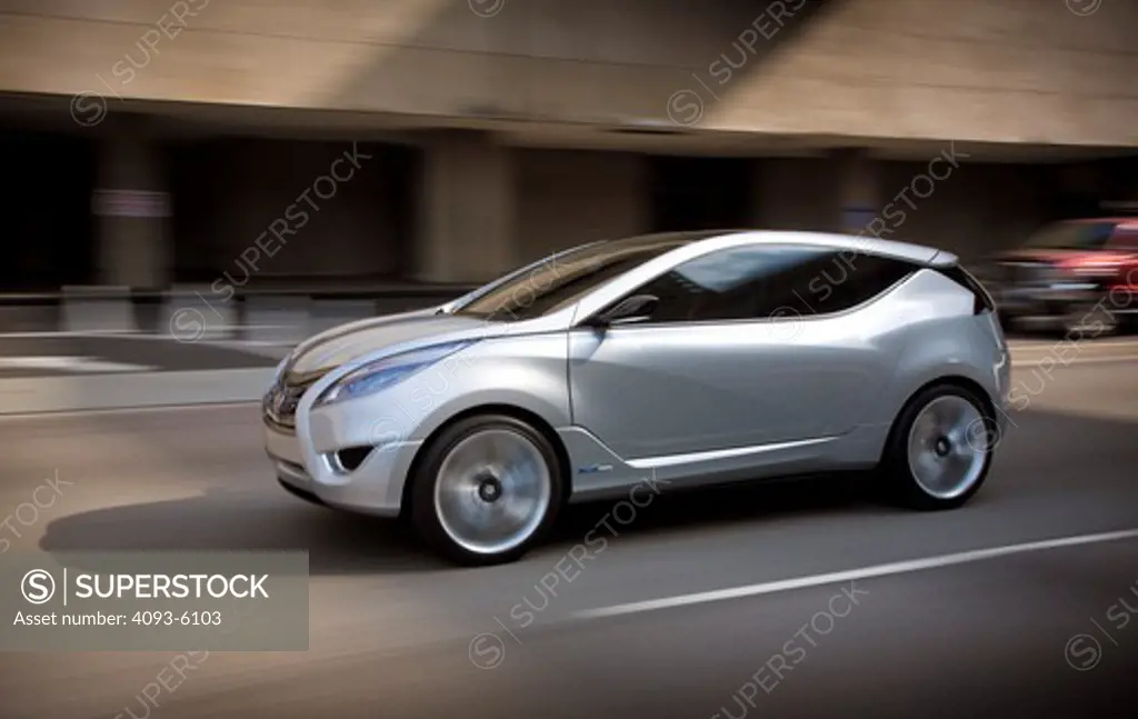2009 Hyundai HCD-11 Nuvis Concept car driving through city, side view