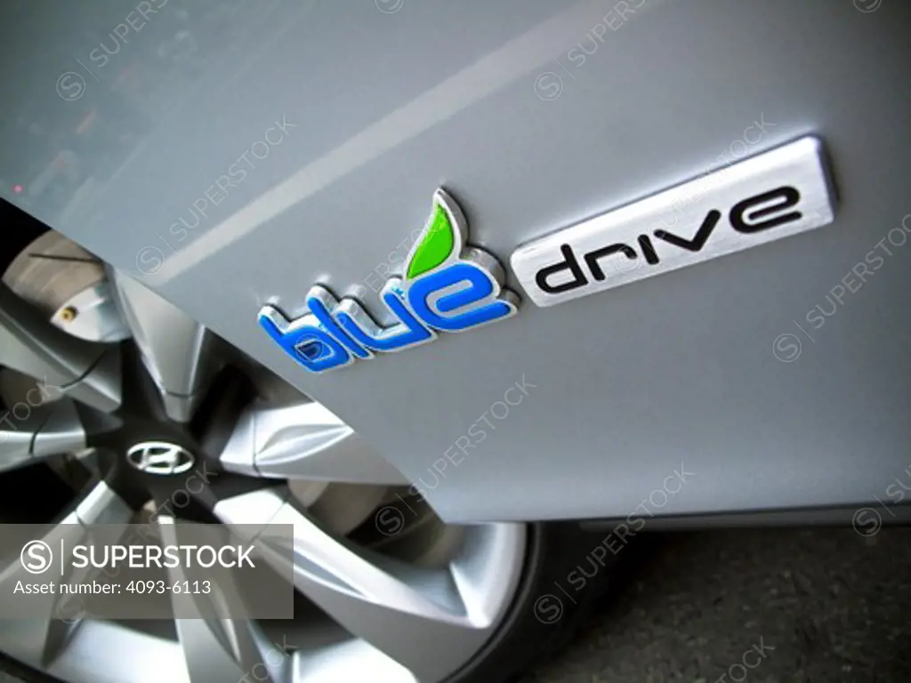 2009 Hyundai HCD-11 Nuvis Concept car close-up of logo