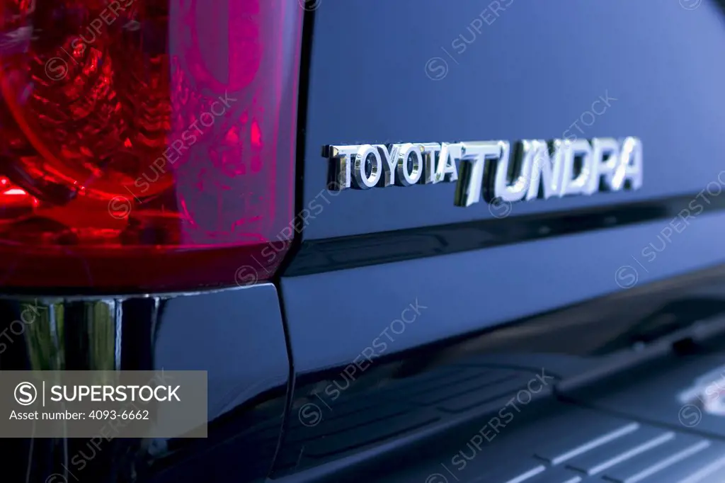 detail Toyota Tundra 2004 black tail light