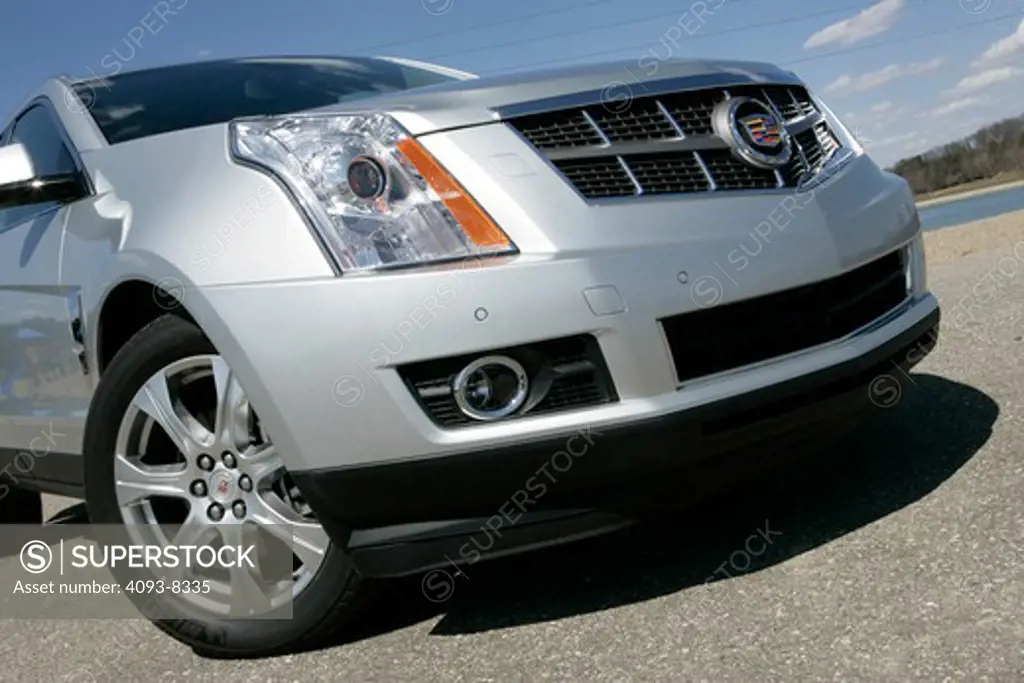 2010 Cadillac SRX close up of front