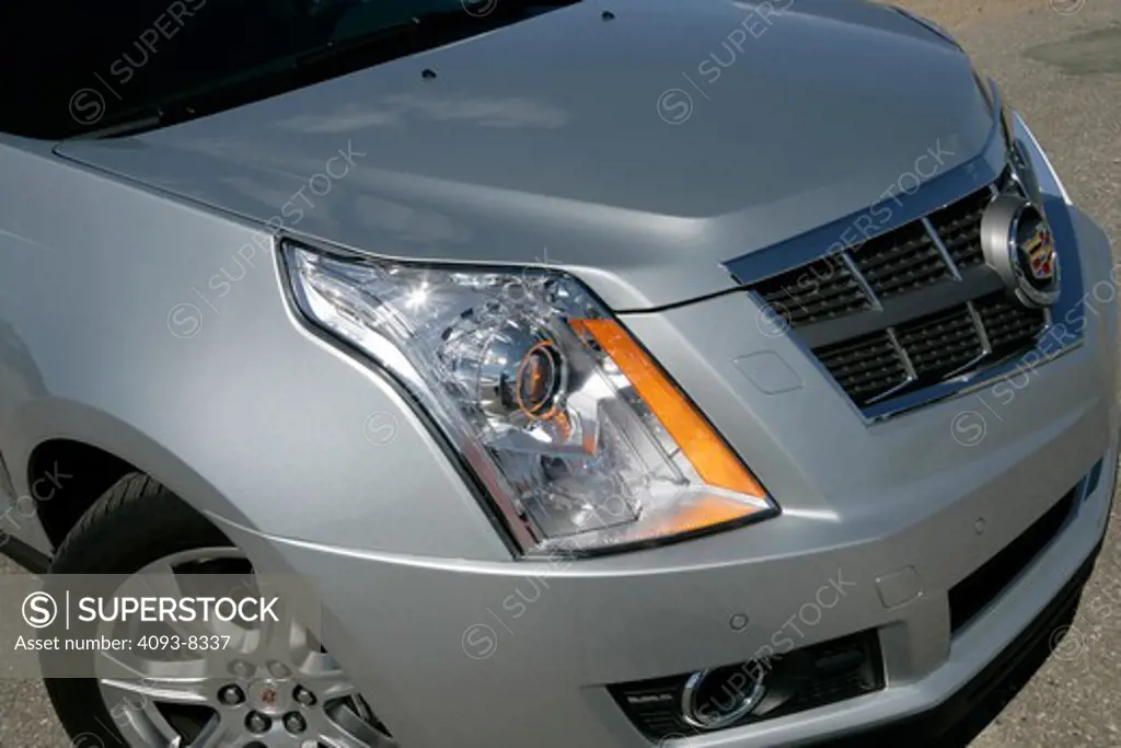 2010 Cadillac SRX close up of front