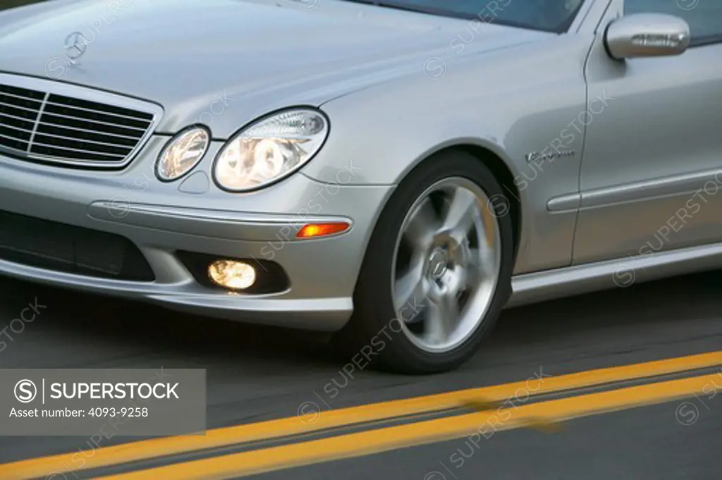 detail Mercedes Benz E55 AMG E-Class 2004 silver nose headlight wheel yellow stripes double street