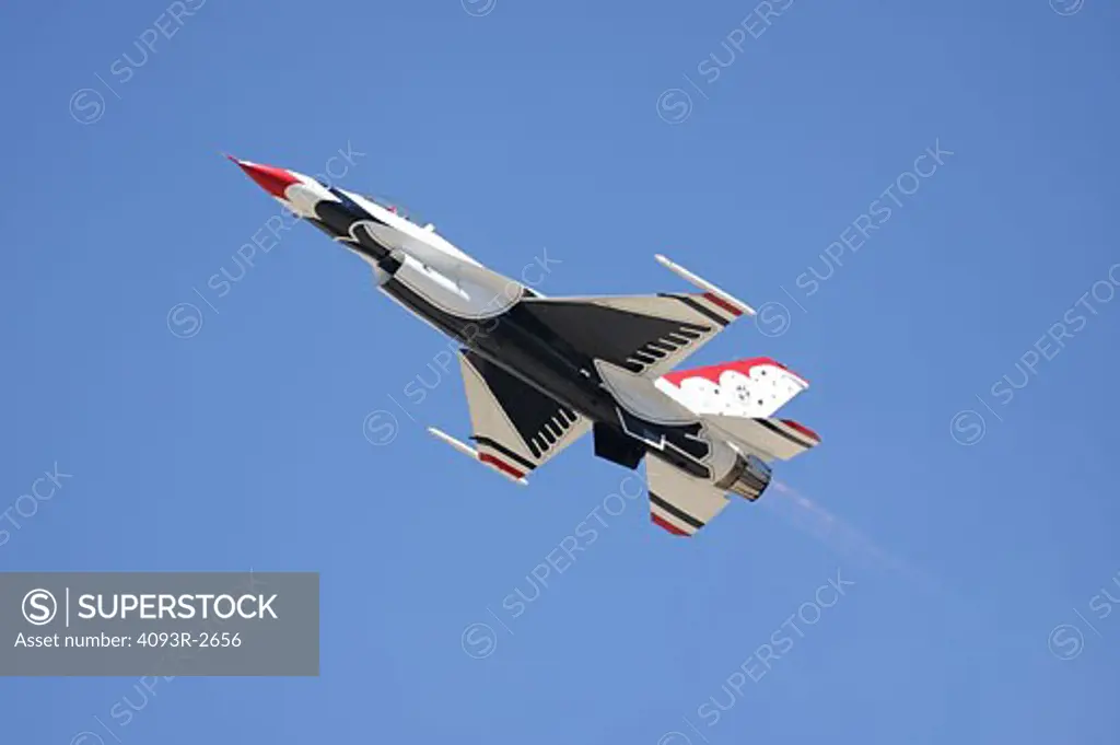 USAF Thunderbird Demonstration Team flyby, General Dynamics F-16 Fighting Falcons (Viper) at the Reno Air Races.