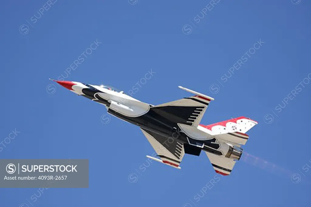USAF Thunderbird Demonstration Team flyby, General Dynamics F-16 Fighting Falcons (Viper) at the Reno Air Races.