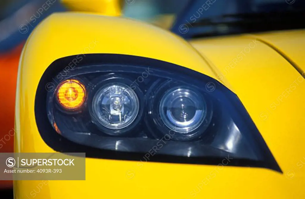 detail Saleen S7 2002 yellow headlight head on