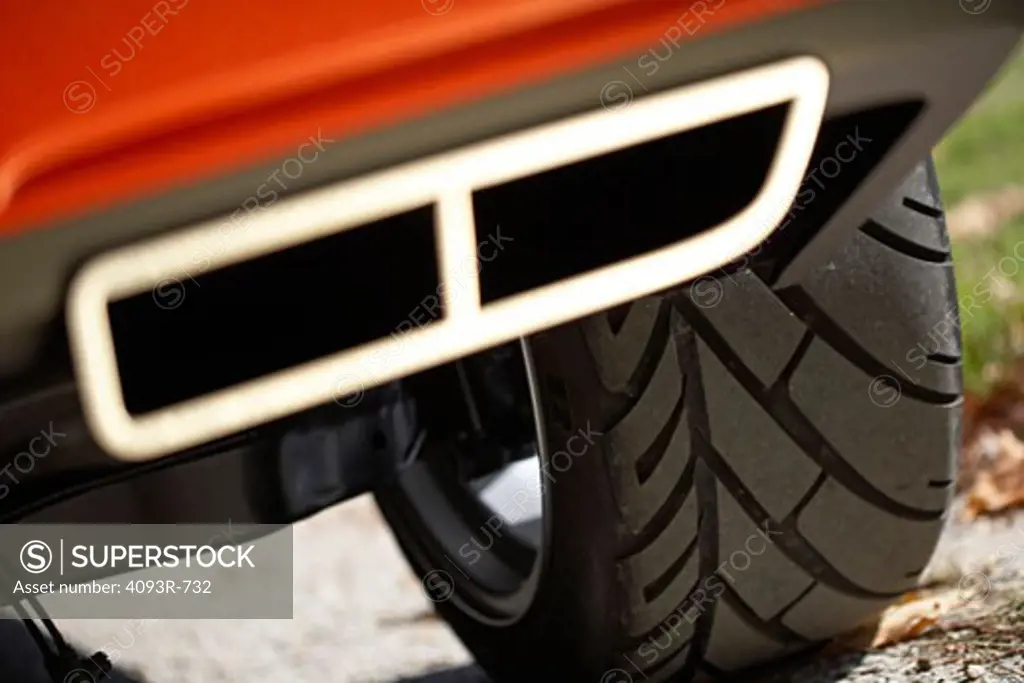 detail,2006 Dodge Challenger tire tread exhaust pipe