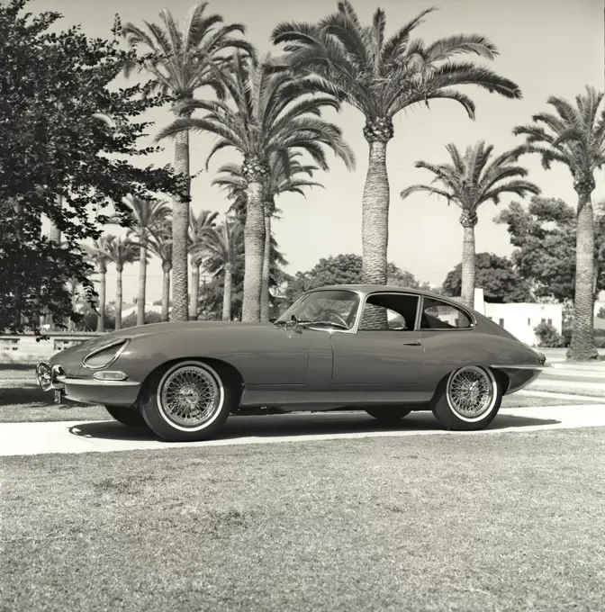 Jaguar XKE 1964 1960s driveway Los Angeles nostalgia
