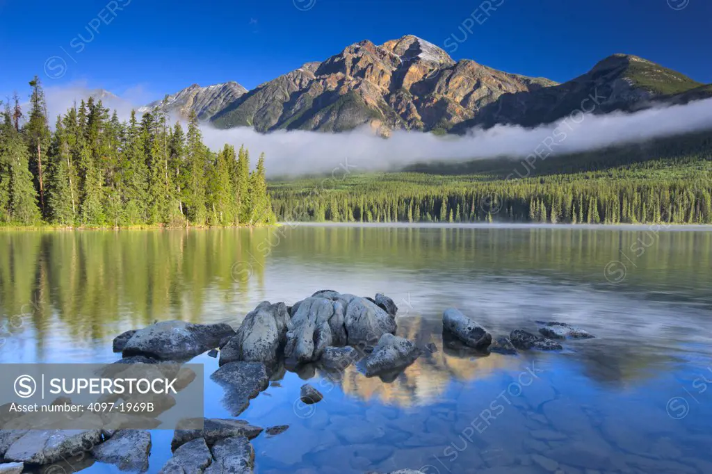 Lake in front of mountains, Pyramid Lake, Pyramid Mountain, Jasper National Park, Alberta, Canada