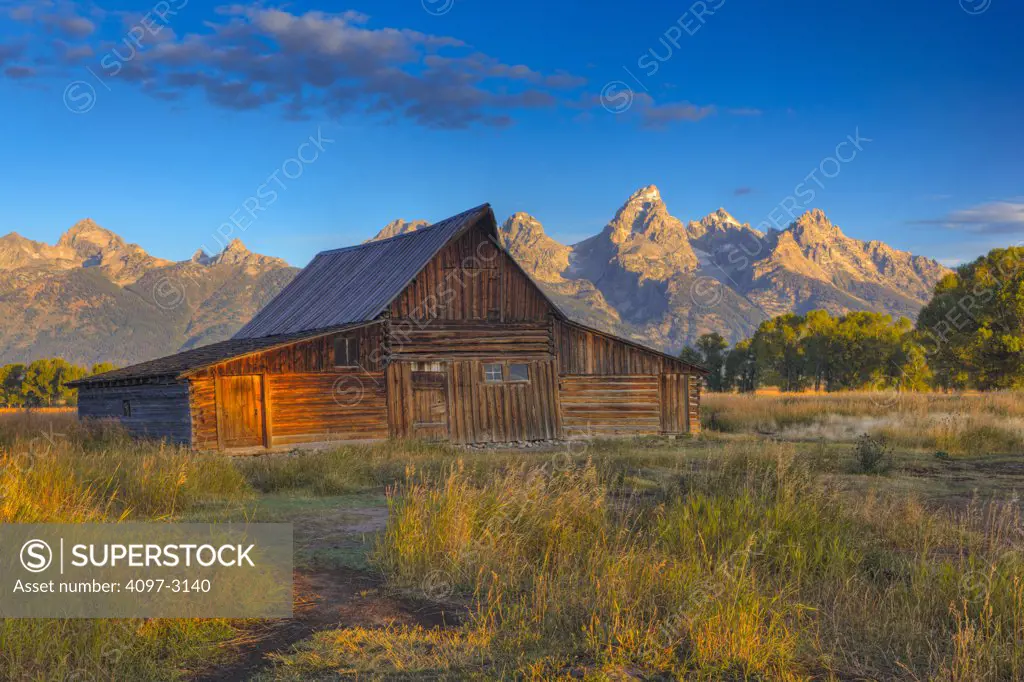 USA, Wyoming, Grand Teton National Park, T.A. Moulton Barn with mountains in background