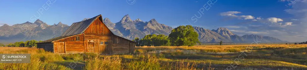 USA, Wyoming, Grand Teton National Park, T.A. Moulton Barn with mountains in background