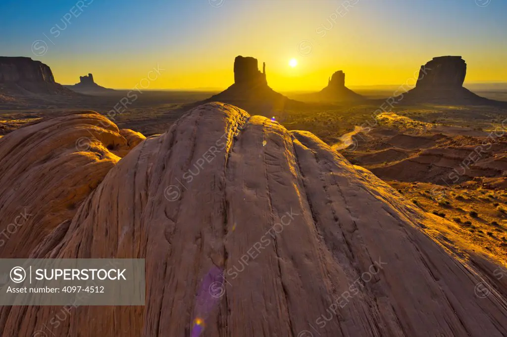 USA, Arizona, Monument Valley, Sunrise over Mittens