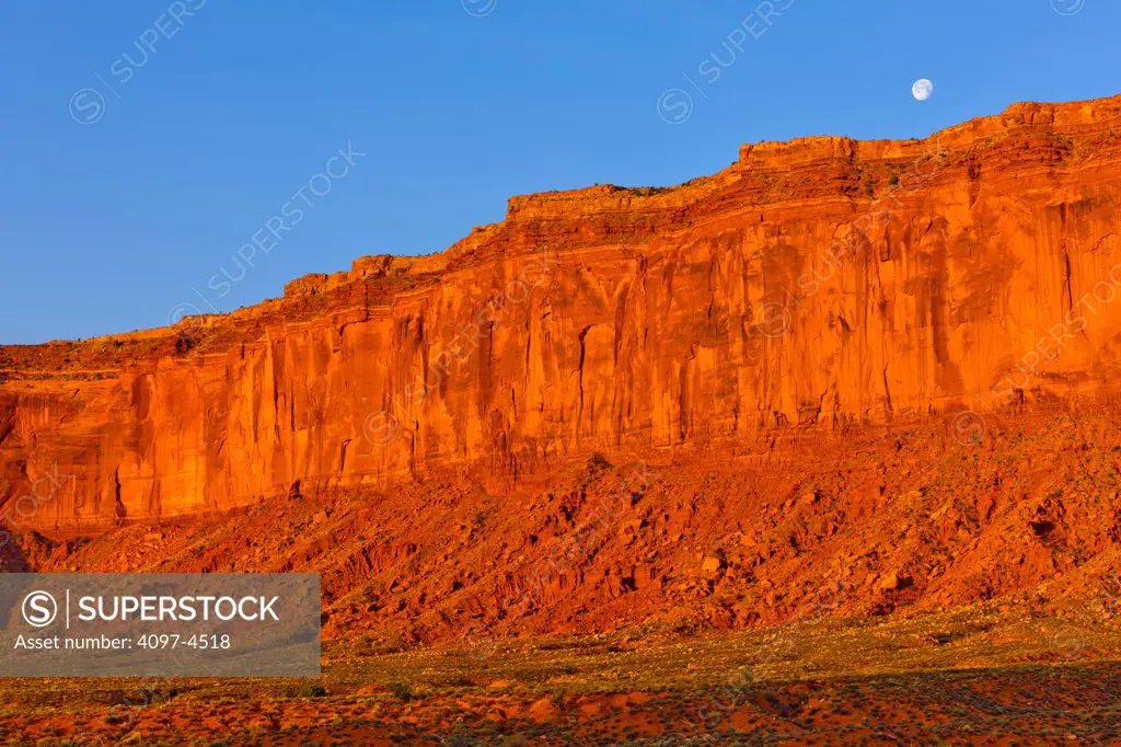 USA, Arizona, Monument Valley, Dawn and moonset over rocks