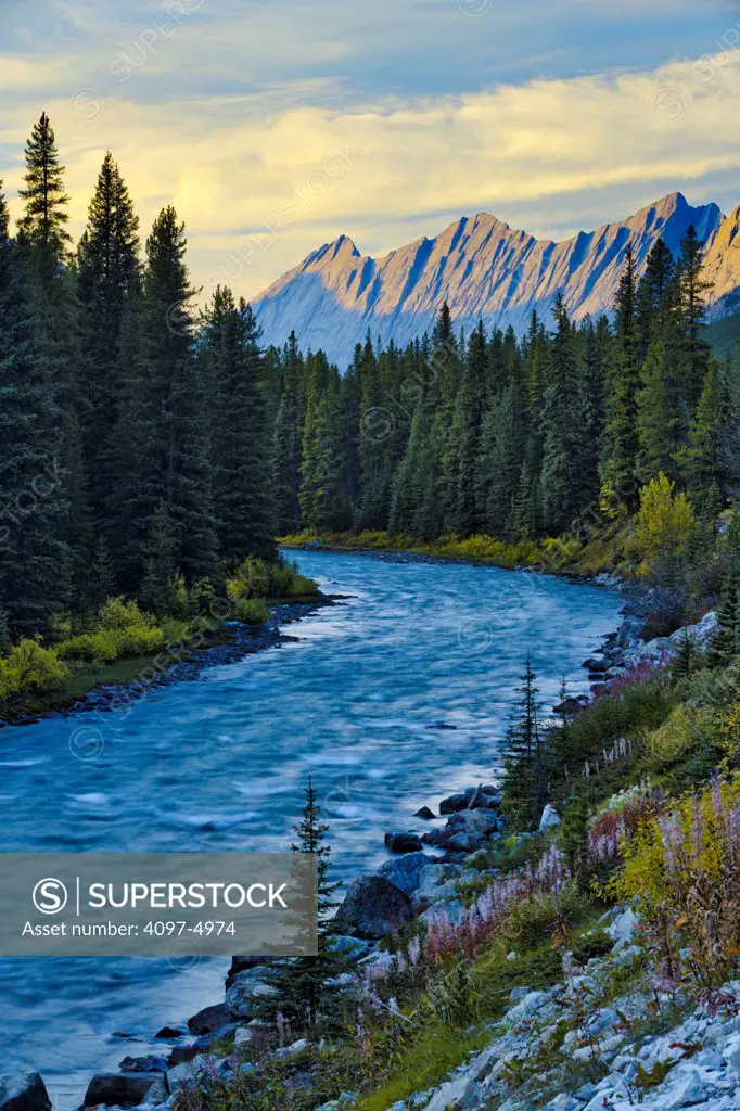 Canada, Alberta, Jasper National Park, Maligne Range and Maligne River
