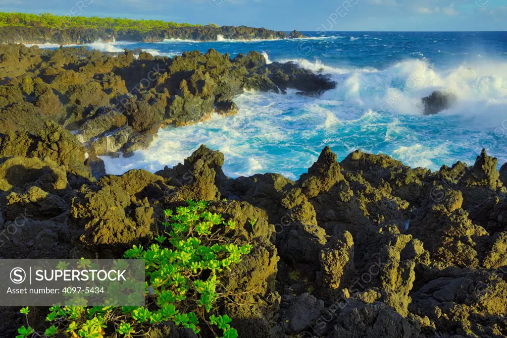 USA, Hawaii, Maui, Waves at Waianapanapa State Park