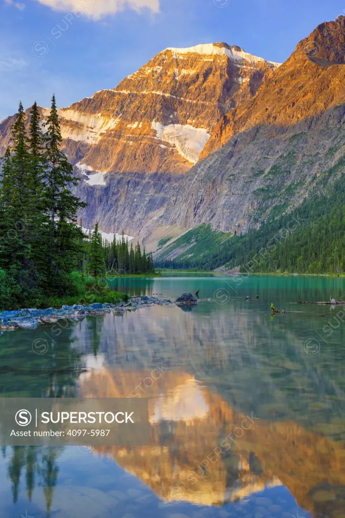 Canada, Alberta, Jasper National Park, View of Mount Edith Cavell and Cavell Lake