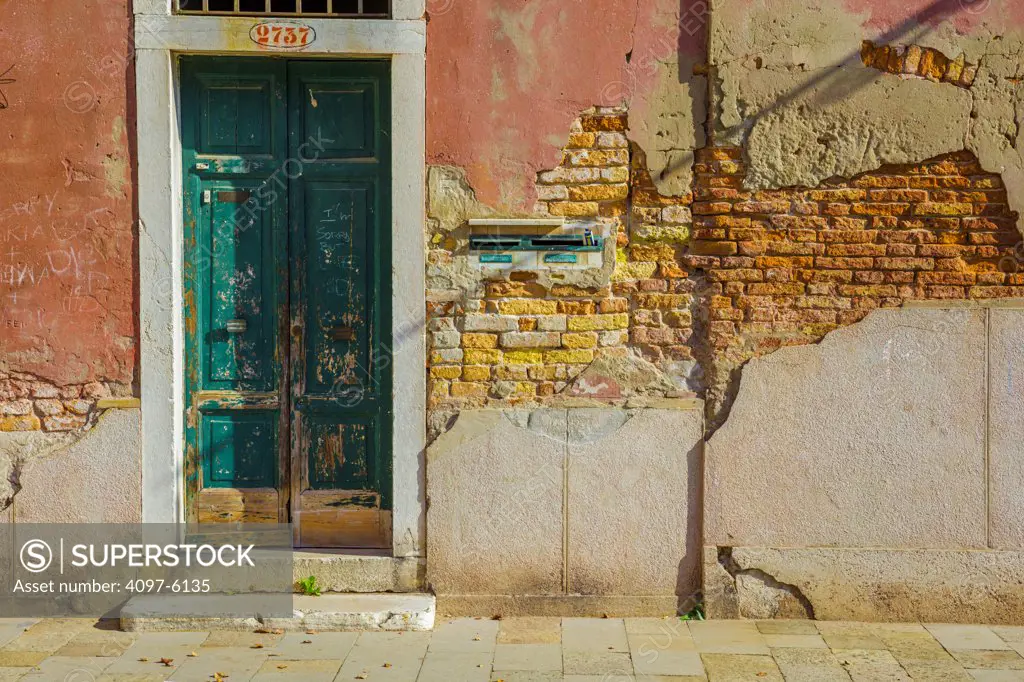 rustic appartment door on street (calle)