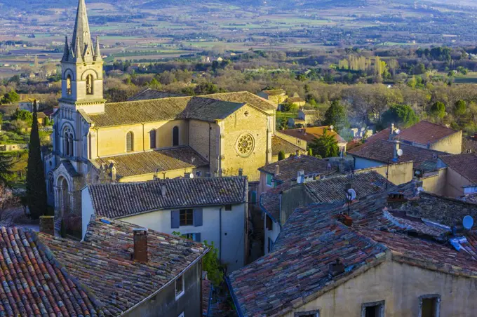 Town of Bonnieux with Eglise Neuve (New Church) at left, Provence, France
