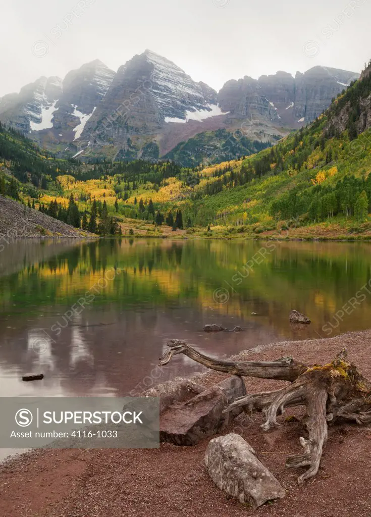 USA, Colorado, Aspen, View of Maroon Lake during Snow storm on Maroon Bells in Rocky Mountains