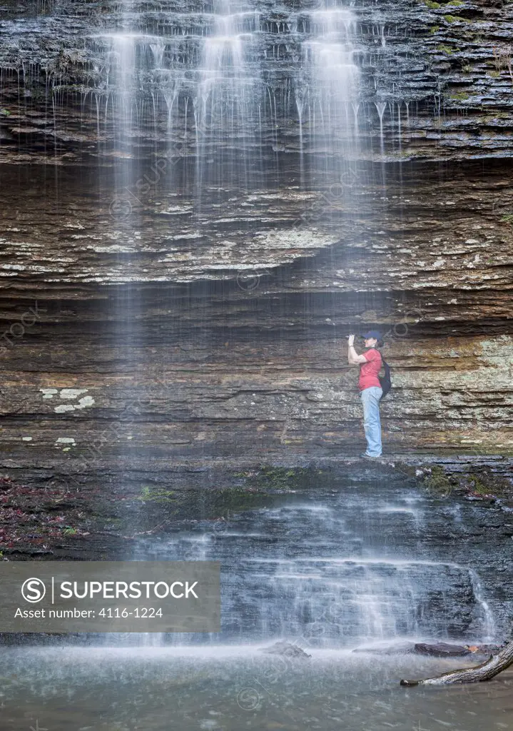 USA, Arkansas, Heber Springs, View woman under Cornelius Falls