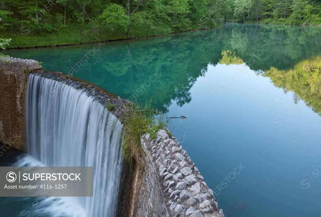 USA, Arkansas, Blanchard Springs, Mirror Lake, dam and waterfalls