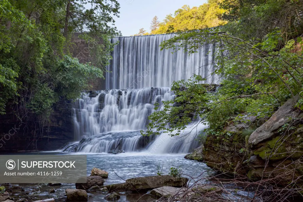 USA, Arkansas, Blanchard Springs, Waterfalls below Mirror Lake dam